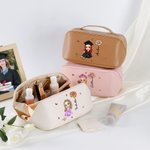 Personalizado Cartoon Personaje Nacimiento Flor Cuero Bolsa de Maquillaje con Nombre Graduación Viaje Esenciales Regalo para Mujeres Niñas