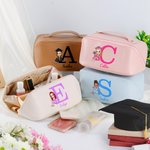 Personalizado Cartoon Character Initial Bolsa de maquillaje de cuero con nombre Graduación Viaje Essentials Regalo para Mujeres Niñas