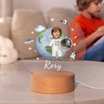 Astronauta Personalizado Planet Face Foto LED Luz de Noche con Nombre y Base de Madera Cute Room Decor Cumpleaños Baby Shower Gift for Kids