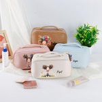 Personalizado Cute Cartoon Quirky Girl PU Leather Makeup Bag with Handle Portable Travel Essentials Birthday Gift for Women Girls
