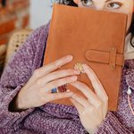 Personalisierte Mode Cartoon Mädchen Geburt Blume PU Leder A5 Notebook Cover mit Namen und Lagerung Tasche Bürobedarf Geburtstag Geschenk für Frauen