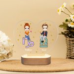 Veilleuse LED Acrylique Personnalisée avec Personnages et Nom du Couple Décoration de Chambre avec Socle en Bois Cadeau Saint-Valentin pour Couple