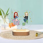 Veilleuse LED Acrylique Personnalisée avec Personnages et Nom du Couple Décoration de Chambre avec Socle en Bois Cadeau Saint-Valentin pour Couple