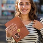 Personalisierte Mode Cartoon Mädchen Geburt Blume PU Leder A5 Notebook Cover mit Namen und Lagerung Tasche Bürobedarf Geburtstag Geschenk für Frauen