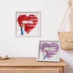 Personalisierte Cartoon Paar umarmt Liebe Rose Papier Blume Schatten Box Rahmen mit Namen Valentinstag Jahrestag Geschenk für Paar