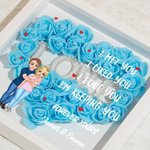 Personalisierte Cartoon Paar umarmt Liebe Rose Papier Blume Schatten Box Rahmen mit Namen Valentinstag Jahrestag Geschenk für Paar