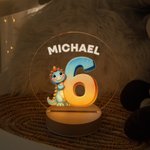 Personalisierte Fantasie Einhorn Dinosaurier Cartoon Zahl LED-Nachtlicht mit Namen und hölzernen Basis Kinderzimmer Dekoration Geburtstag Baby Dusche Geschenk für Kinder