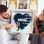 Personalisierte Cartoon Paar umarmt Liebe Rose Papier Blume Schatten Box Rahmen mit Namen Valentinstag Jahrestag Geschenk für Paar
