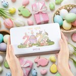 Personalizado 2025 Huevos de Pascua del conejito de grado alimenticio de metal Candy Chocolate Caja de lata con el nombre de Pascua Cumpleaños de regalo para los niños de la familia 4