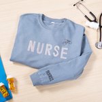 Felpa personalizzata con motivo glitterato NURSE nome ricamato e spilla a forma di stetoscopio regalo di laurea o compleanno per infermieri