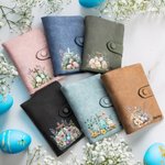 Personalizado portátil floral cruz huevos de Pascua de cuero de tres pliegues billetera con nombre y correa de muñeca de cumpleaños de Pascua de regalo para las mujeres cristianas 5