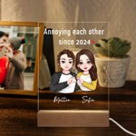 Luce notturna a LED acrilica personalizzata con gesto del cuore base in legno e nomi decorazione da scrivania regalo  per San Valentino per coppie