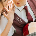 Epingle de revers personnalisée en forme de guitare Broche de costume Cadeau d'anniversaire de mariage pour le marié Meilleur homme Amoureux de la musique
