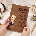Personalisierte MBTI-Definition Cartoon-Charakter A5 Leder Notizbuch mit Namen Geburtstag Geschenk für Familie
