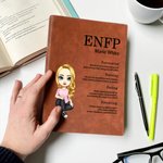 Personalisierte MBTI-Definition Cartoon-Charakter A5 Leder Notizbuch mit Namen Geburtstag Geschenk für Familie