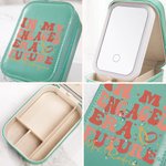 Personalizado En Mi Era Comprometida Futuro Joyero de viaje de cuero PU con nombre y espejo de maquillaje LED Regalo de compromiso de San Valentín para mujer