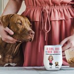 Personalisierte Aquarell Cartoon-Charakter und 1-5 Hunde Design 12oz isoliert Wein Becher mit Namen und auslaufsicher Deckel Geburtstag Geschenk für Frauen Mädchen