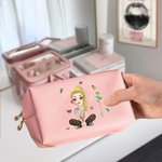 Personalisierte Geburt Blume Cartoon Charakter Leder Kosmetiktasche Tasche mit Namen Portable Travel Essentials Geburtstag Brautjungfer Geschenk für Frauen