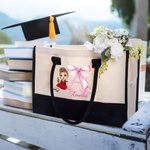 Personalisierte Cartoon Graduate Character Pink Bow Initial Canvas große Tragetasche mit Namen Geburtstag Reisezubehör Geschenk für Frauen