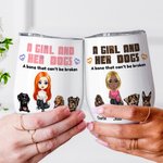Personalisierte Aquarell Cartoon-Charakter und 1-5 Hunde Design 12oz isoliert Wein Becher mit Namen und auslaufsicher Deckel Geburtstag Geschenk für Frauen Mädchen