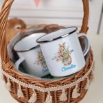Tazza smaltata con deisgn coniglietto che tiene il fiore personalizzata con nome regalo di compleanno per bambini