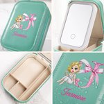Personalisierte Cartoon Girl Bow Initial Leder Schmuckkasten mit Namen und LED Drei-Farben-einstellbare Make-up-Spiegel Geburtstag Graduierung Geschenk für Frauen