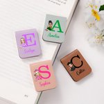 Gepersonaliseerde Cartoon Afgestudeerde Initiaal Magnetische Boekenlegger Clip met Naam Verjaardag Afstudeercadeau voor Boekenliefhebber Boekwurm
