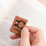 Gepersonaliseerde Cartoon Afgestudeerde Initiaal Magnetische Boekenlegger Clip met Naam Verjaardag Afstudeercadeau voor Boekenliefhebber Boekwurm
