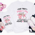 Gepersonaliseerd Coquette Strik Babyflesje en Koffie Kopje 100% Katoenen T-Shirt Baby Rompertje met Namen Onze Eerste Moederdag Cadeau voor Mama Baby