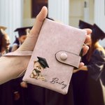 Personifierad tecknad examenhatt björn blommig läder trefaldig plånbok med namn och korthållare födelsedag examen present för akademiker