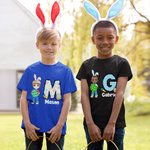 Personalisierte niedliche Holding Osterei Cartoon Junge Mädchen anfängliche 100 % Baumwolle Kind T-Shirt mit Namen Ostern Thema Party Favors Geschenk für Kinder