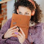 Copertina taccuino in pelle personalizzata con nome fiore di nascita e personaggio cartone animato regalo per laurea e compleanno per laureati