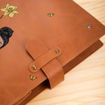 Copertina taccuino in pelle personalizzata con nome fiore di nascita e personaggio cartone animato regalo per laurea e compleanno per laureati