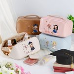 Gepersonaliseerde Cartoon Afstuderen Horoscoop Geboorte Bloem Lederen Wijd Openende Make-up tas met naam Verjaardag Afstuderen Gift voor vrouwen