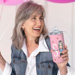 Taza para sorber con nombre, tapa y asa, personalizada, multicolor, con mariposa, personaje de dibujos animados, iniciales, 12 oz, regalo de cumpleaños para ancianos