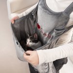 Bordado Personalizado Nombre Wearable Ajustable Gato Cuddling Delantal Gato Carrier con agujeros y bolsillo Cuidado de mascotas Regalo de cumpleaños para los dueños de gatos