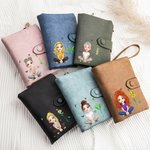 Gepersonaliseerde 3D Cartoon Girl Tri-Fold PU lederen polsbandje portemonnee met geboorte bloem en naam verjaardag verjaardagscadeau voor vrouwen meisjes