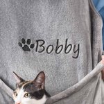 Bordado Personalizado Nombre Wearable Ajustable Gato Cuddling Delantal Gato Carrier con agujeros y bolsillo Cuidado de mascotas Regalo de cumpleaños para los dueños de gatos