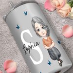 Taza para sorber con nombre, tapa y asa, personalizada, multicolor, con mariposa, personaje de dibujos animados, iniciales, 12 oz, regalo de cumpleaños para ancianos