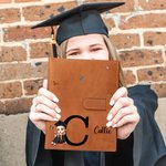 Personalizada de dibujos animados Graduado Inicial A5 Cubierta de cuero cuaderno con nombre y bolsillo de almacenamiento Graduación Esenciales de viaje de regalo para las mujeres