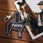 Personalisierte Pferd PU Leder Schlüsselanhänger Rucksack Tag mit Stickerei Name Pferd Reiten Zubehör Geschenk für Pferdeliebhaber Pferdesportler