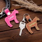 Personalisierte Pferd PU Leder Schlüsselanhänger Rucksack Tag mit Stickerei Name Pferd Reiten Zubehör Geschenk für Pferdeliebhaber Pferdesportler