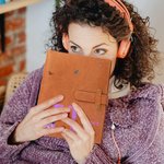 Personalizada de dibujos animados Graduado Inicial A5 Cubierta de cuero cuaderno con nombre y bolsillo de almacenamiento Graduación Esenciales de viaje de regalo para las mujeres