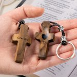 Personlig nøkkelring i tre med inngravert initialer og navn Påskens dåpsgave til kristne