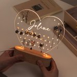Pendientes de cumpleaños personalizados en forma de corazón LED redondo acrílico con nombre y base de madera Pendientes de almacenamiento Versátil decoración del hogar Regalo para las mujeres