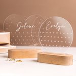 Pendientes de cumpleaños personalizados en forma de corazón LED redondo acrílico con nombre y base de madera Pendientes de almacenamiento Versátil decoración del hogar Regalo para las mujeres
