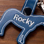 Personalisierte Pferd PU Leder Schlüsselanhänger Rucksack Tag mit Stickerei Name Pferd Reiten Zubehör Geschenk für Pferdeliebhaber Pferdesportler