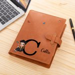 Personalizada de dibujos animados Graduado Inicial A5 Cubierta de cuero cuaderno con nombre y bolsillo de almacenamiento Graduación Esenciales de viaje de regalo para las mujeres