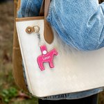 Personalisierte Pferd PU Leder Schlüsselanhänger Rucksack Tag mit Stickerei Name Pferd Reiten Zubehör Geschenk für Pferdeliebhaber Pferdesportler