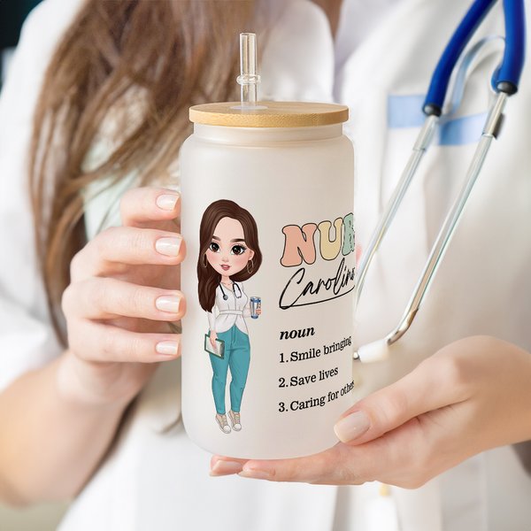 Taza de vidrio esmerilado con tapa y pajita personalizada de 20 oz con el personaje de dibujos animados de una enfermera o un médico como regalo de cumpleaños diario para el personal médico